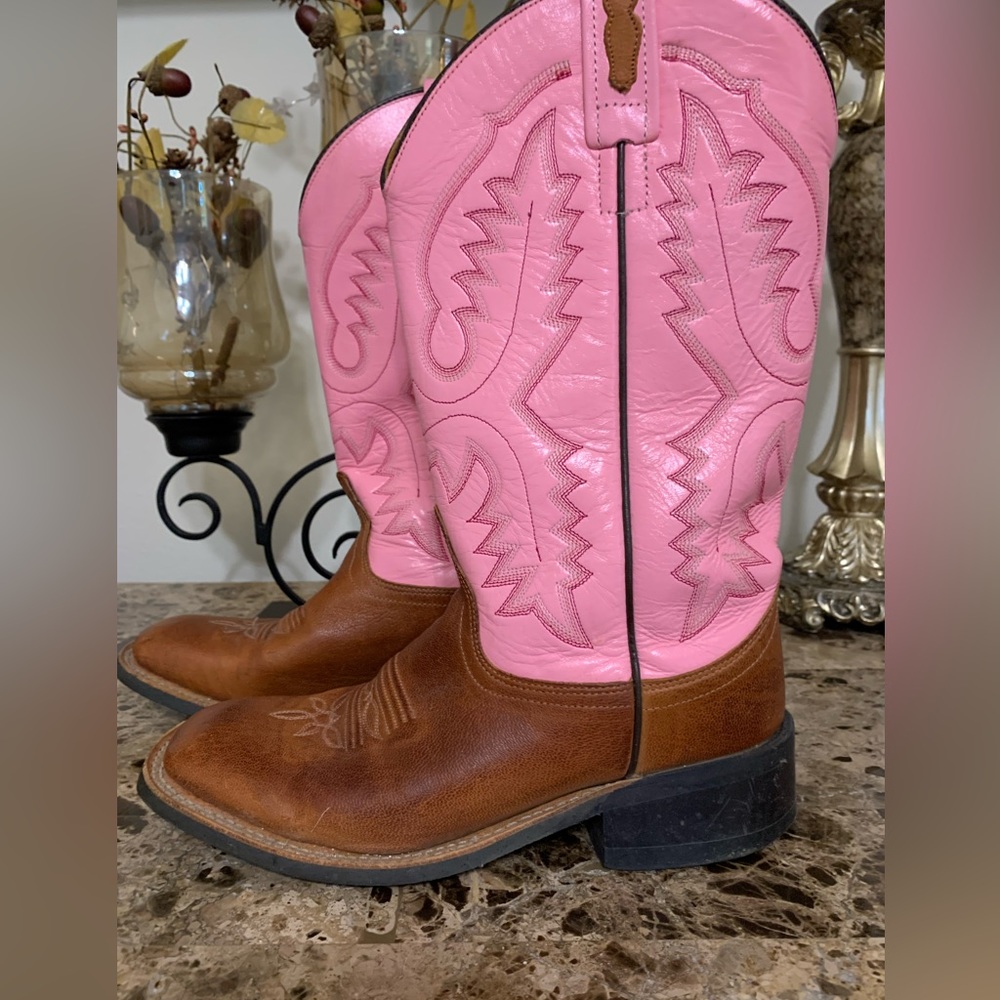 Size 7 Old West pink cowboy boots.